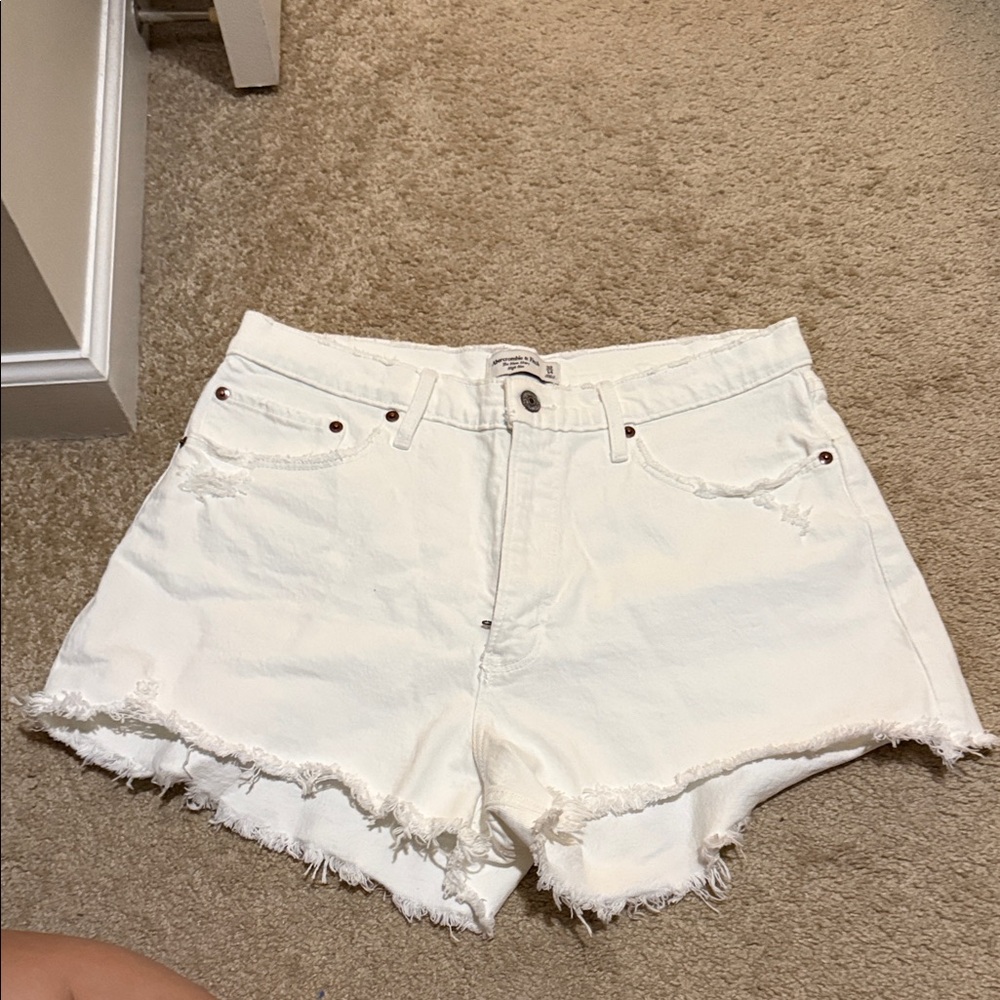 Abercrombie the high rise mom curve love short White Frayed Hem